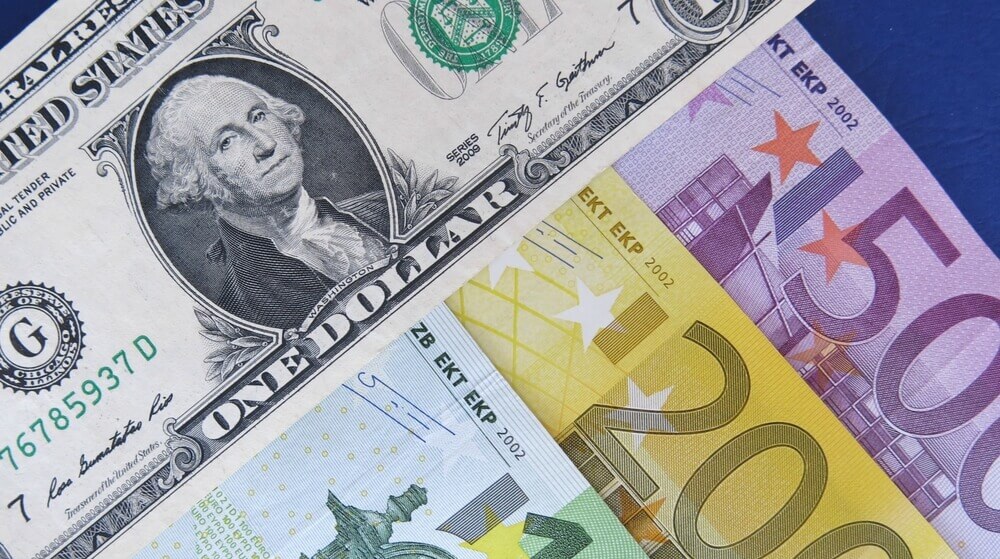 Dollar Climbs to Highs, Euro Weakens to 4-month Low
