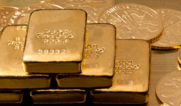 Gold prices make slight changes on strong dollar gains