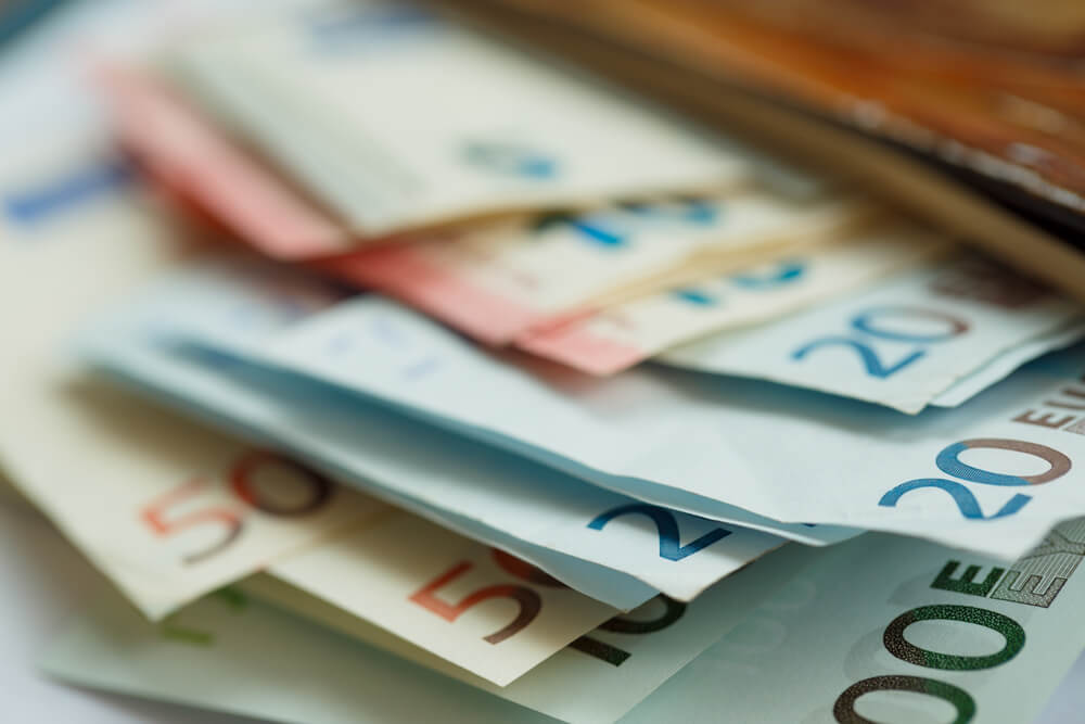 Corretaje financiero - Euro: Cartera de cuero marrón con dinero en euros.