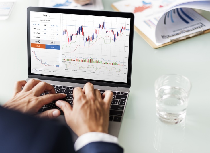 forex trading strategies – hand on a laptop – Finance Brokerage