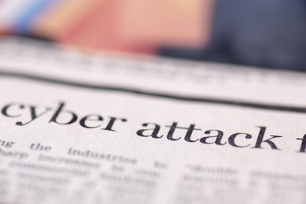 Cyberattaques : Cyber-attaque écrit dans un journal.