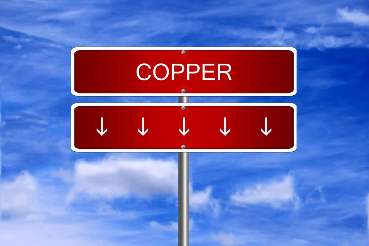 El precio del cobre alcanzó mínimos de tres años después de que el precio del petróleo cayera