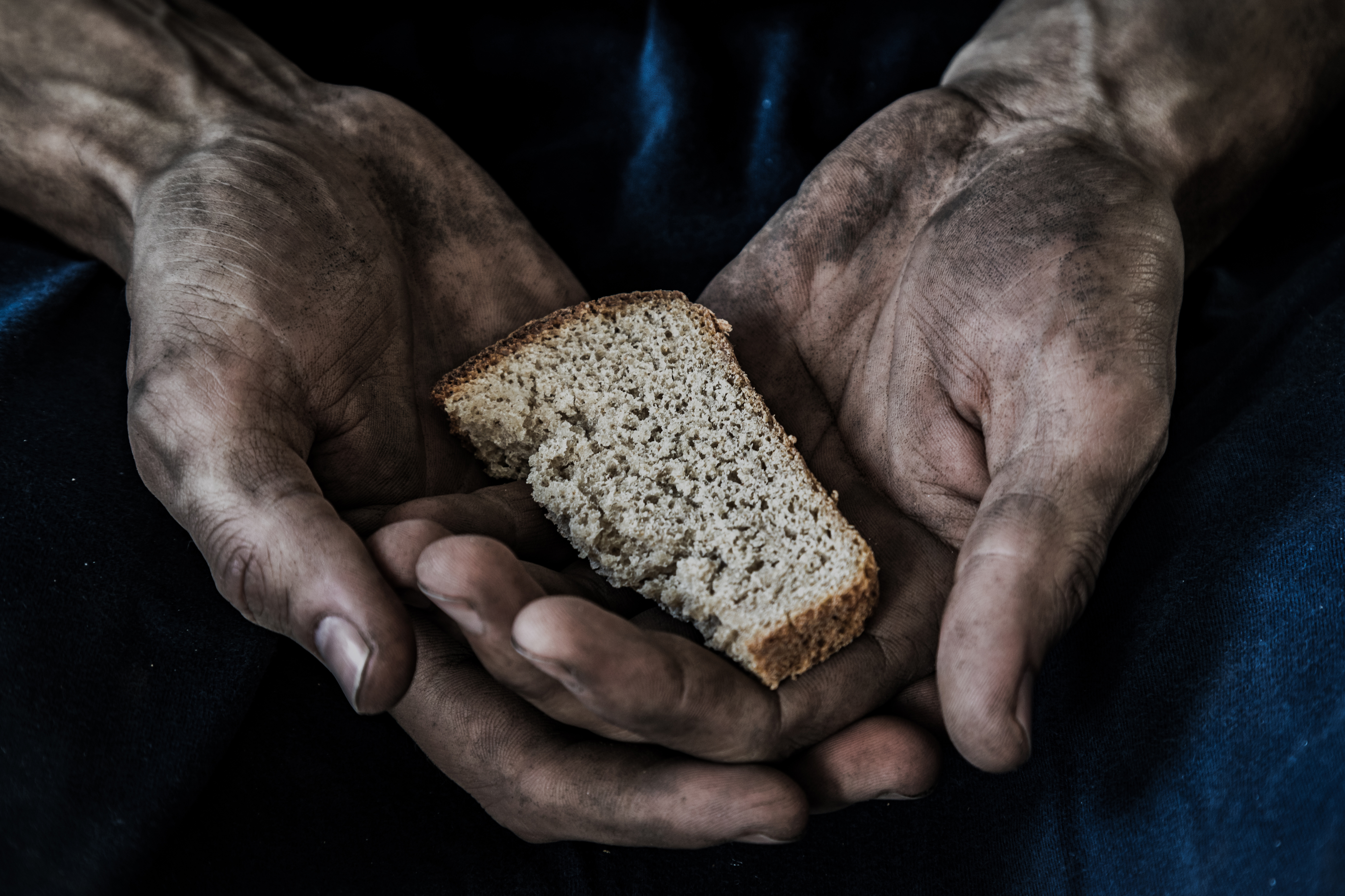 Голоден нищие. Хлеб в руках. Хлеб войны. Хлеб для бедных.