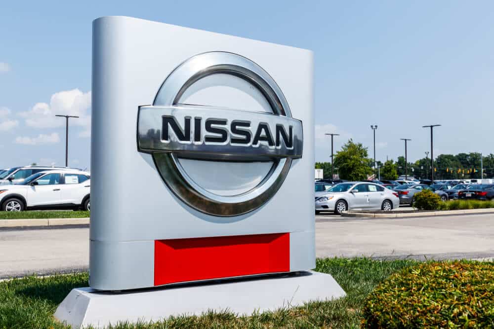 Logotipo y señalización de un concesionario de automóviles y SUV Nissan.