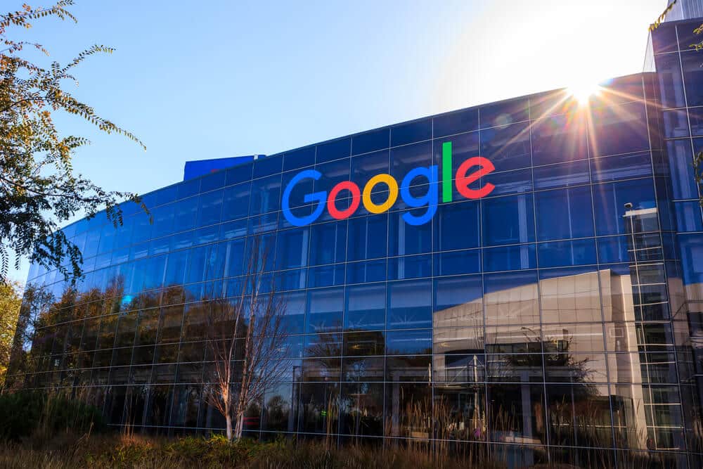 En esta foto, el logotipo de Google está en el edificio de oficinas.