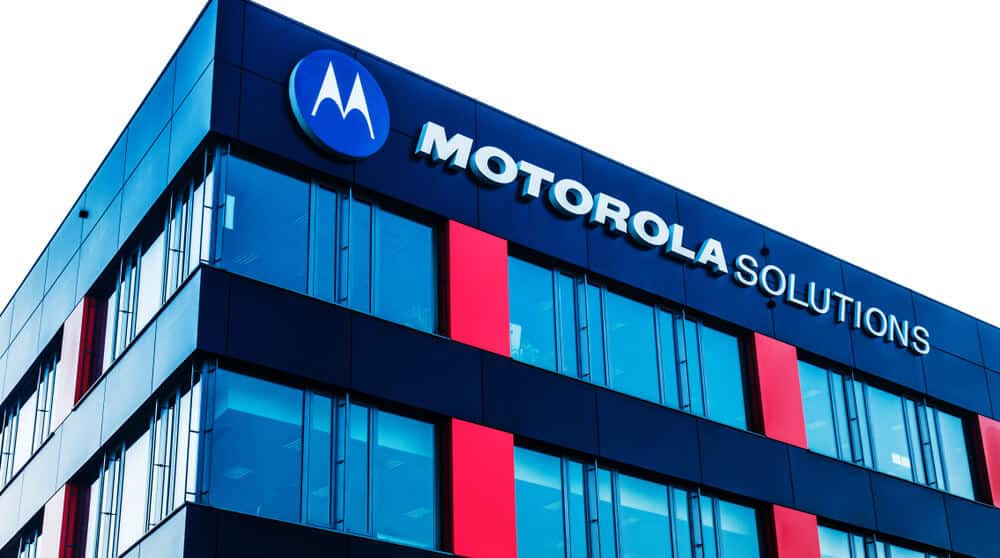 Logotipo de Motorola Solutions en el edificio de oficinas.