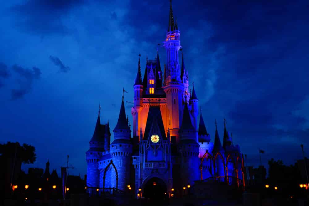 El hermoso castillo de Disney frente a los fuegos artificiales.