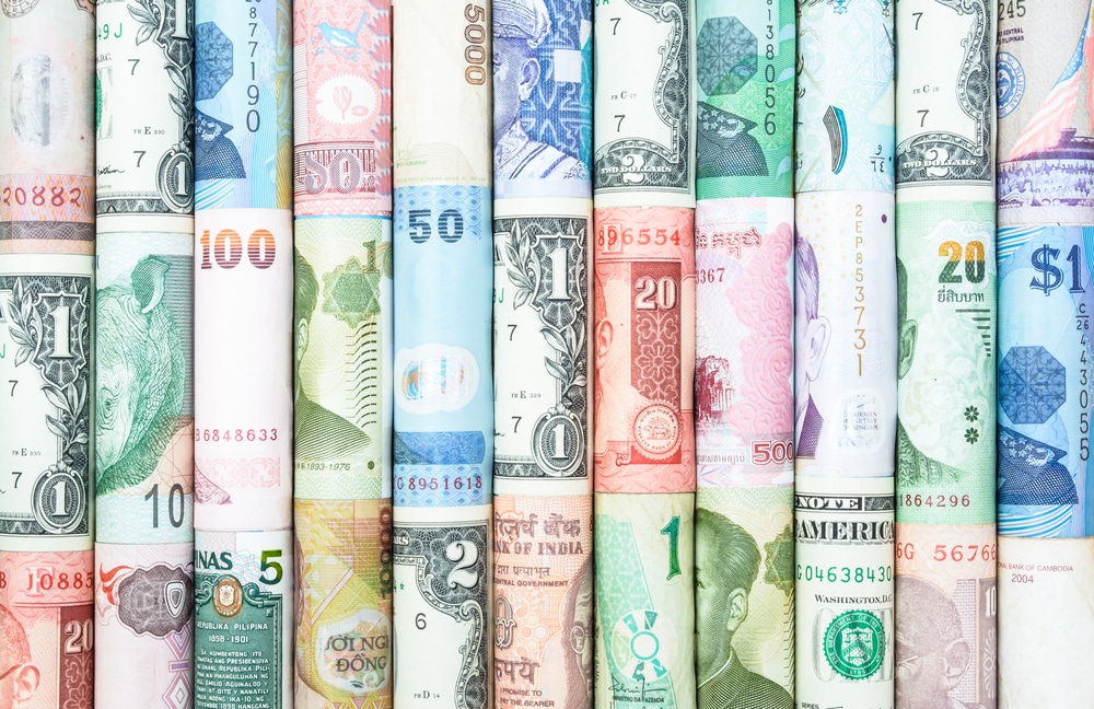 Un fondo colorido con muchas monedas de muchos países