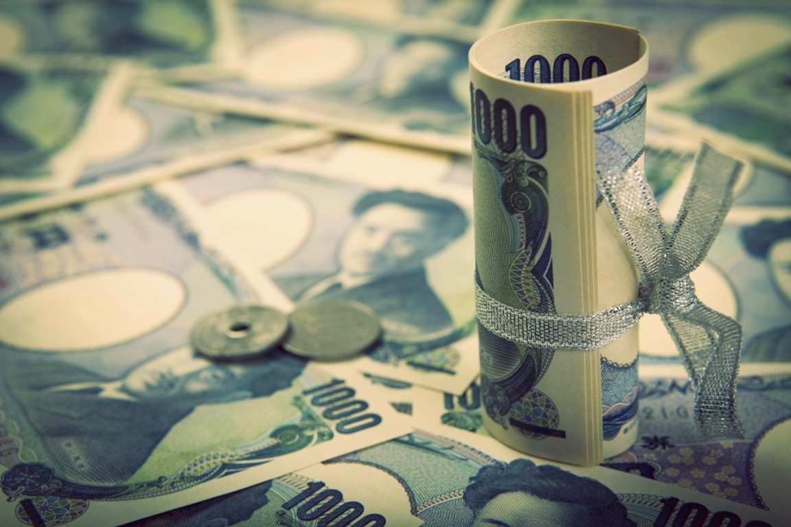 Japanese Yen hit high while Dollar dropped from recent peak