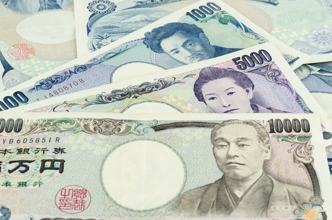 USD/JPY pair hit a symbolic level. What do analysts say?