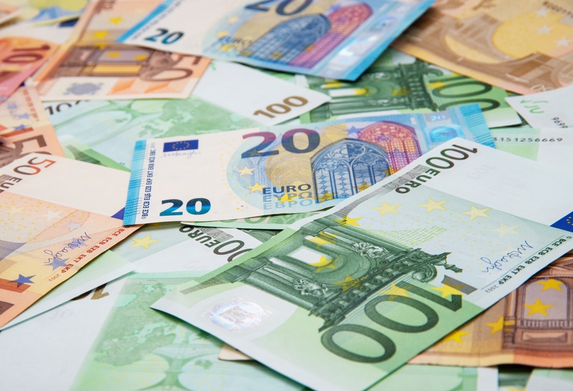 El euro se desplomó el jueves. ¿Cómo le va al dólar?